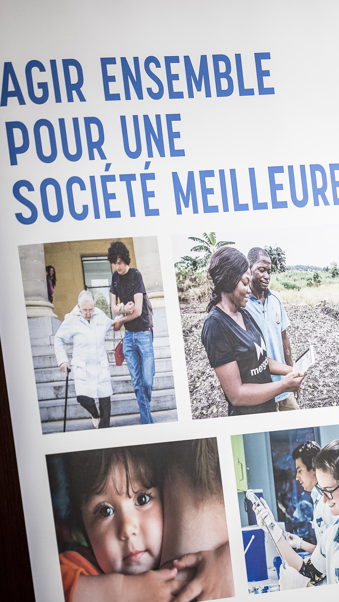 Affiche avec le slogan 'Agir ensemble pour une société meilleure' et des images de projets sociaux